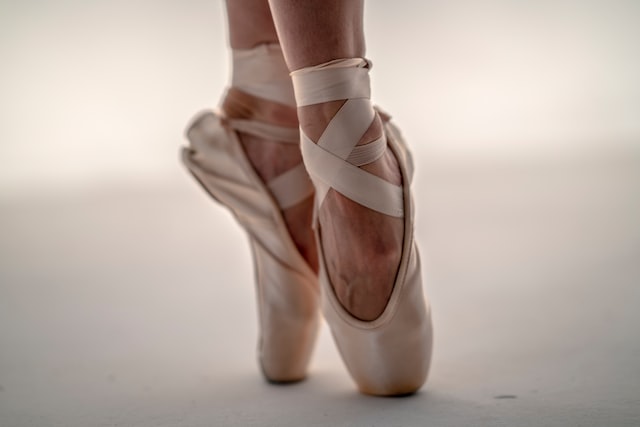 ballerina using pointe shoes